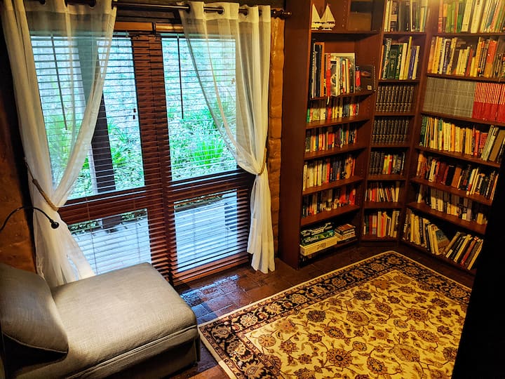 Biblioteca y sala de juegos
Esta habitación se puede configurar como un dormitorio privado adicional para 1 o 2 camas individuales adicionales (si es necesario)