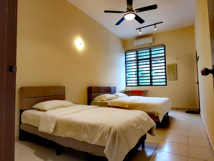 1st floor bedroom 2, single and queen size bed