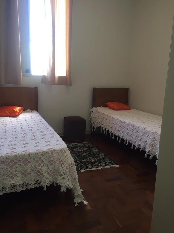 2 spavaće sobe s bračnim krevetima i ormarom