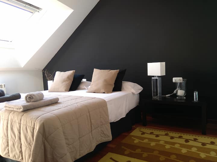 ห้องพักพร้อมเตียงสำหรับ 2 คนพร้อมตู้เสื้อผ้าและกว้างขวางมาก