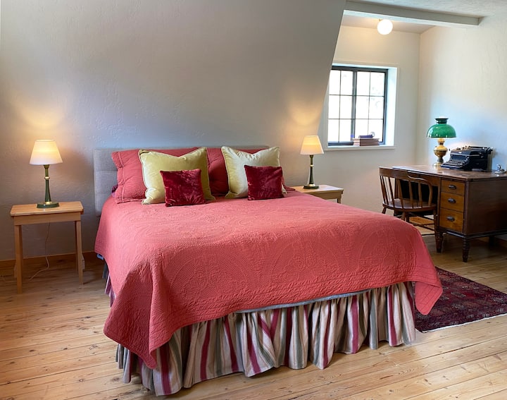 Queen bed in South Loft with Writers Nook