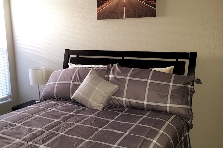 חדר שינה שלישי עם מיטת קווין סייז.