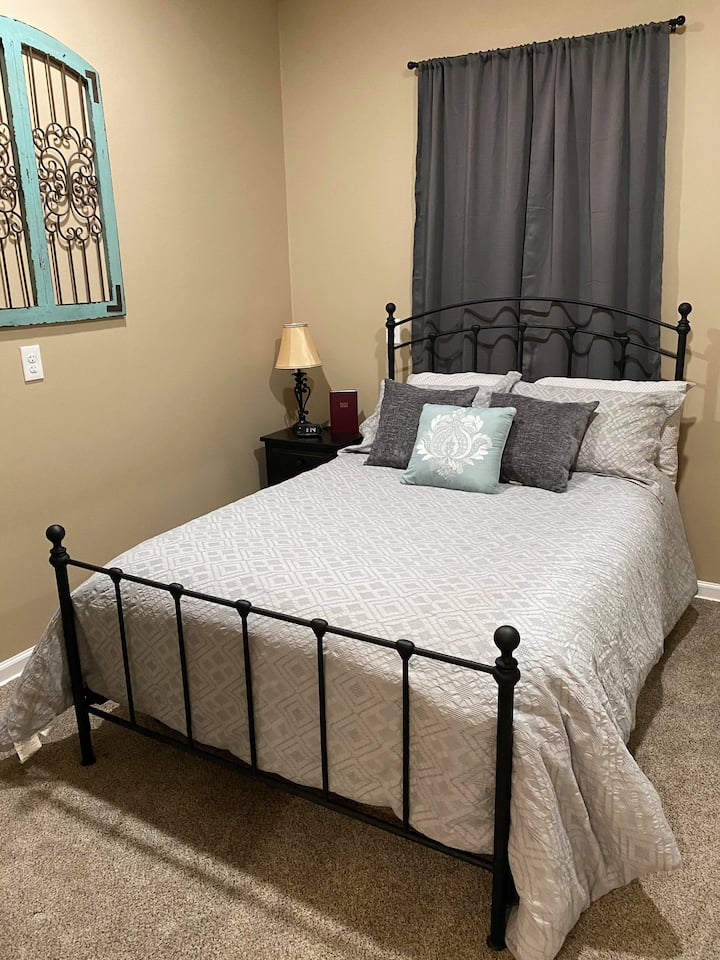 这间卧室位于主楼层，是一张全尺寸的床。 