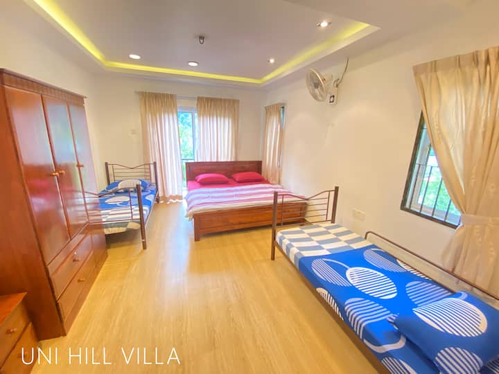 Chumba cha ghorofa ya 2 (Juu)
King na kitanda kimoja