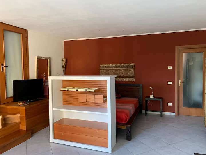 mlango wa kuingia kwenye njia ya ukumbi na bafu