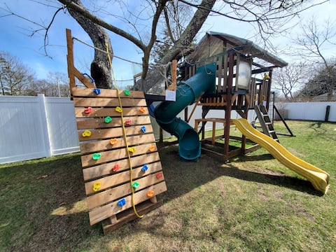 Walk to the beach. Big back yard. Modern house