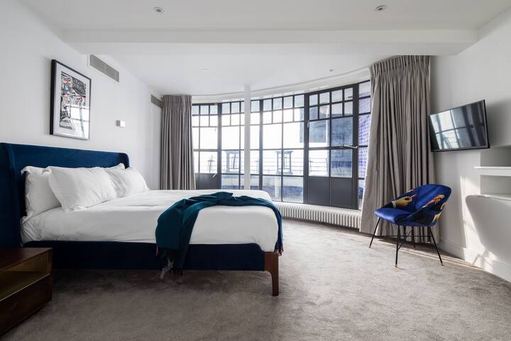 Giant Leicester Square 3BR – Terrace, Netflix gallery image 2