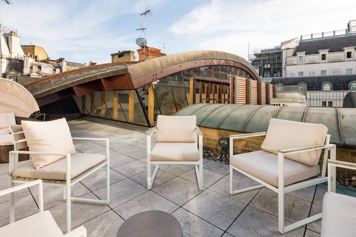 Giant Leicester Square 3BR – Terrace, Netflix gallery image 5