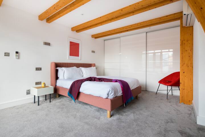 Giant Leicester Square 3BR – Terrace, Netflix gallery image 3