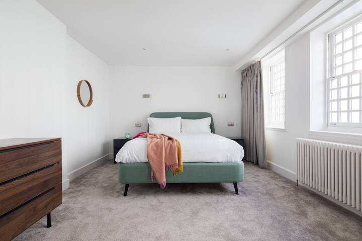 Giant Leicester Square 3BR – Terrace, Netflix gallery image 4