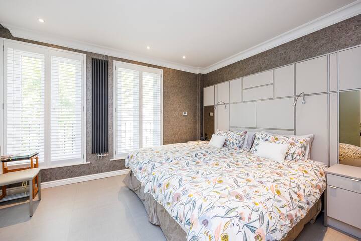 Massive Comfy House in Posh Chelsea gallery image 4