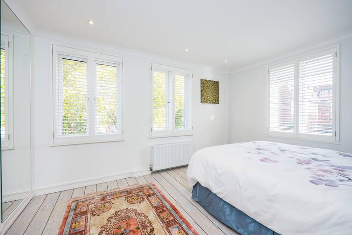 Massive Comfy House in Posh Chelsea gallery image 2