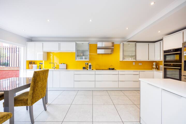 Massive Comfy House in Posh Chelsea gallery image 3