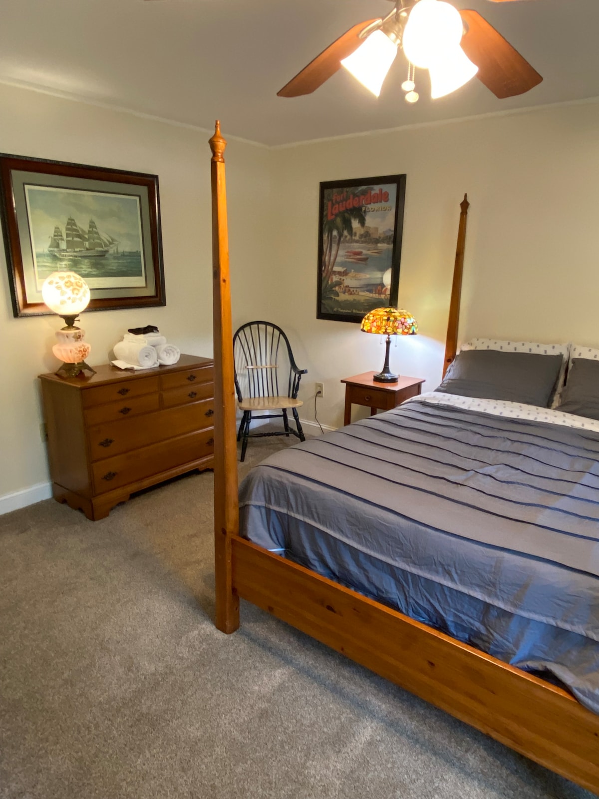 舒适的主卧室，配备标准双人四柱床。