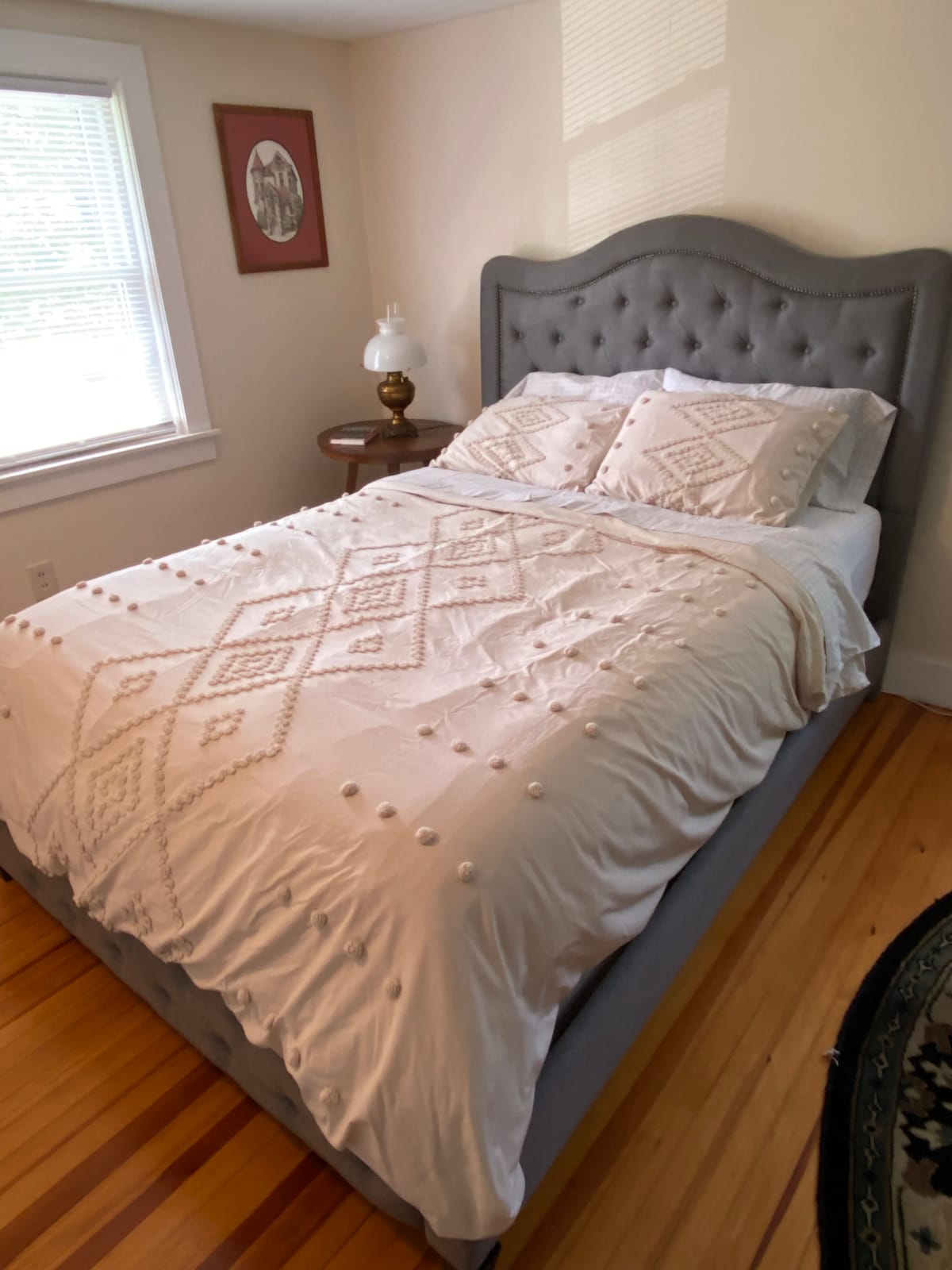 楼上的第二间卧室配有一张标准双人床。  舒适的双垫层床垫。