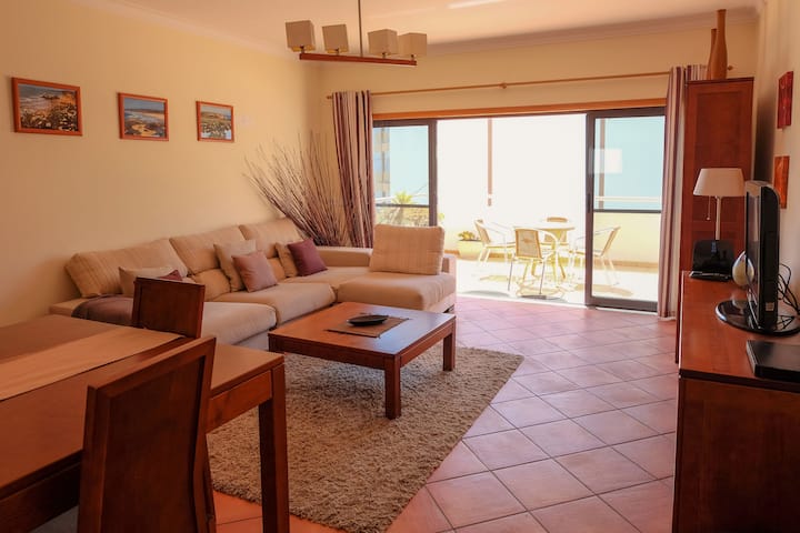 6 Minutes To Beach | Large Apt | Balcony & Pool - Lagos