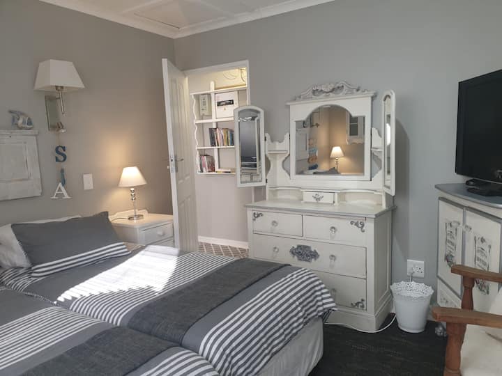 Chumba cha pili cha kulala chenye vitanda 2 vya robo tatu. Chumba kina TV yake mwenyewe