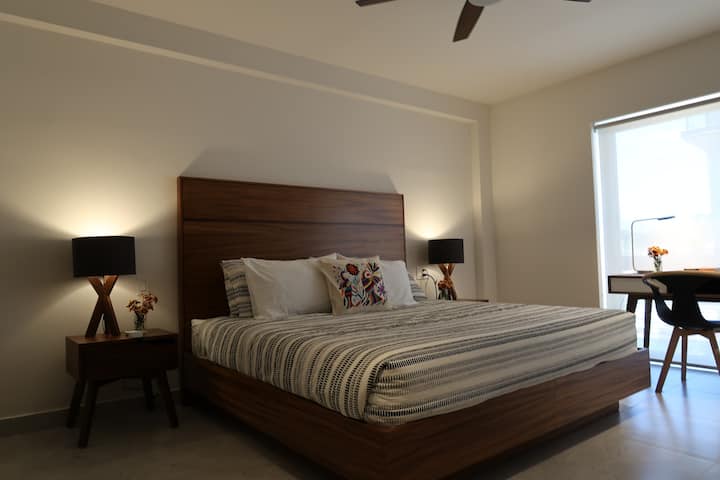 Საძინებელი გამოყოფილი სამუშაო მაგიდით