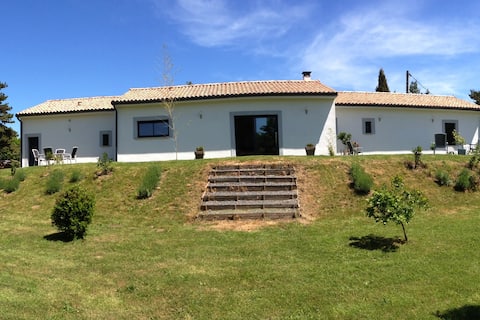 Modern villa just a stone's throw from the lake