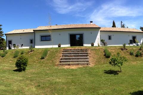 Modern villa just a stone's throw from the lake