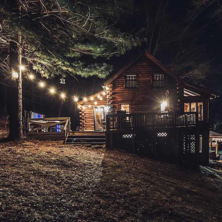 Cozy Pines Secluded 9 acres, Hot Tub, TreeHouse Cabins for Rent in