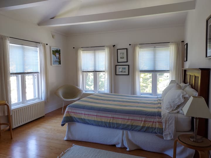 4张标准双人床，可欣赏南方、西部和北景-带浴缸的套房浴室