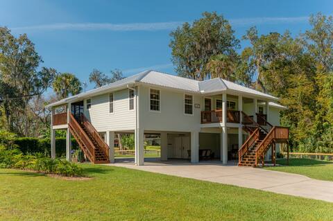 Beautiful waterfront home on blue spring water.
