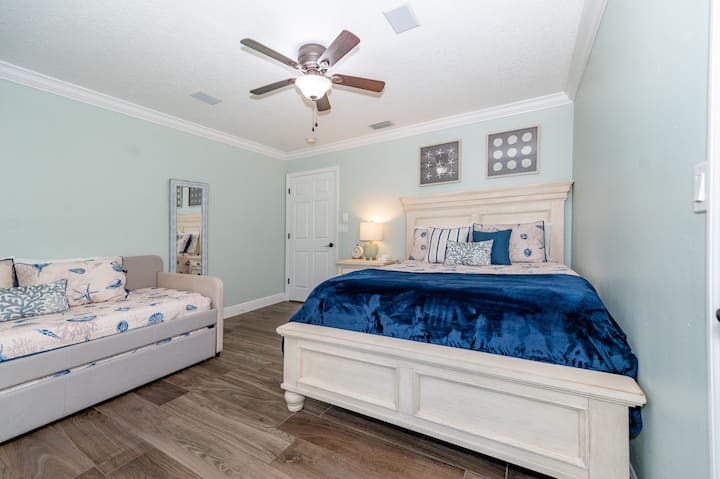 Spálňa pre hostí s manželskou posteľou Queen, manželská posteľ s 2 dvojčatami, televízorom s plochou obrazovkou a šatníkom.  