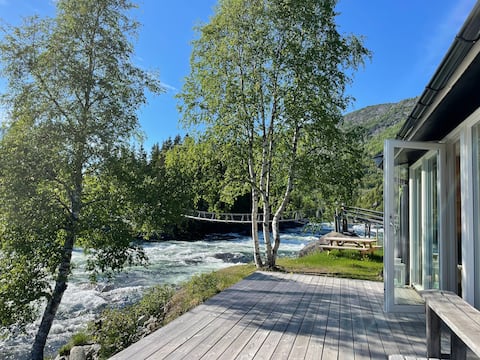 Cosy riverside cabin with lovely view