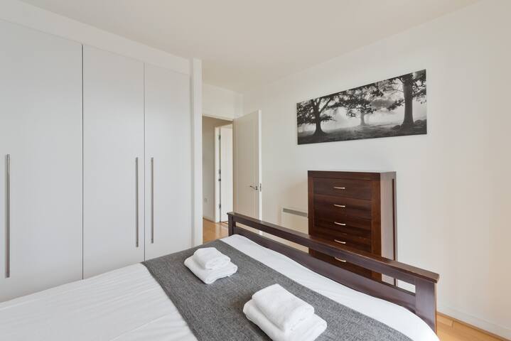 SMITHFIELD SQUARE SUPER 2 BED SPACIOUS APT 31C.. gallery image 2