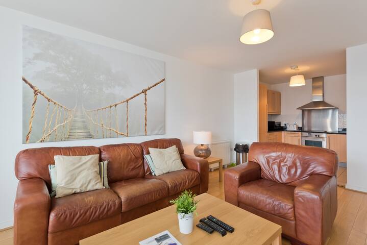 SMITHFIELD SQUARE SUPER 2 BED SPACIOUS APT 31C.. gallery image 5