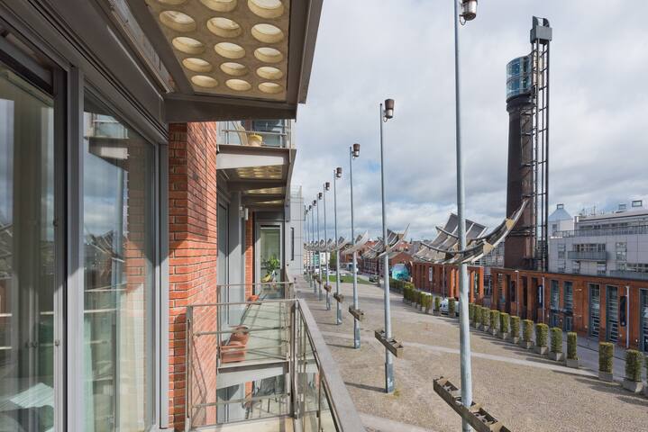 SMITHFIELD SQUARE SUPER 2 BED SPACIOUS APT 31C.. gallery image 4