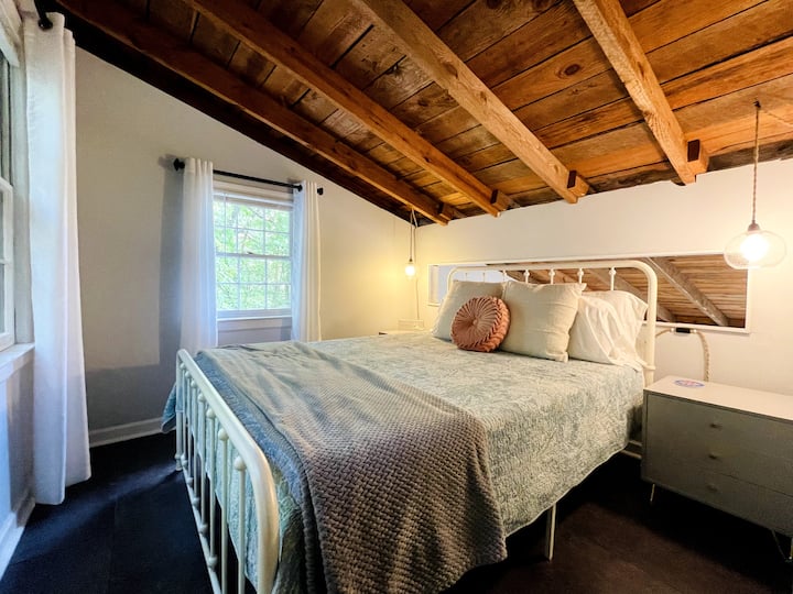 Dhoma e gjumit e 3-të
në katin e sipërm të dhomës së gjumit me krevat dopio "queen
