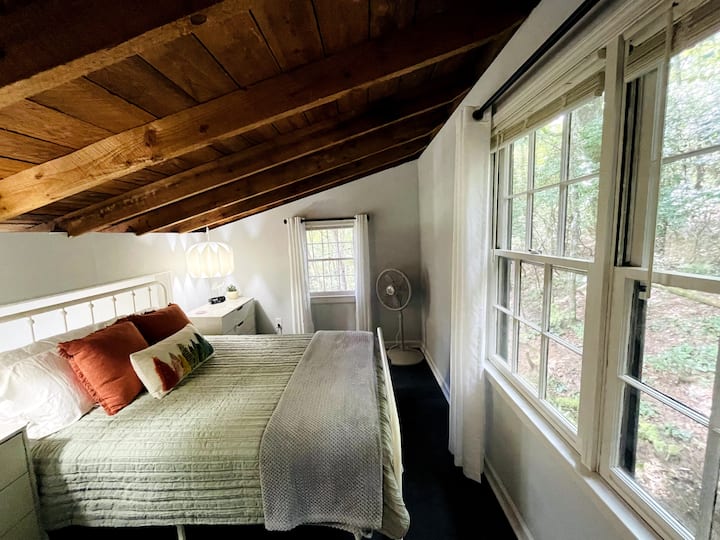 Dhoma e gjumit e dytë
në katin e sipërm të dhomës së gjumit me krevat dopio "queen"