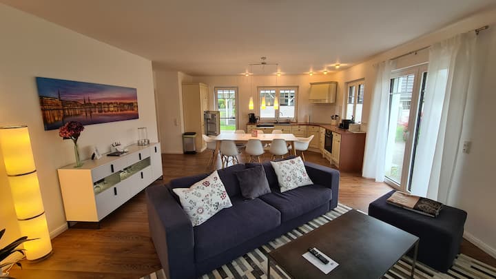 สุนัขขนาดใหญ่สองตัวแต่ละตัวสามารถเปลี่ยนเป็นเตียงเดี่ยวได้เพื่อให้ผู้เข้าพักสูงสุด 6 คนสามารถเข้าพักในอพาร์ทเมนท์ได้อย่างสะดวกสบายถัดจากครัวเล็กคุณต้องออกไปที่ระเบียงทางใต้