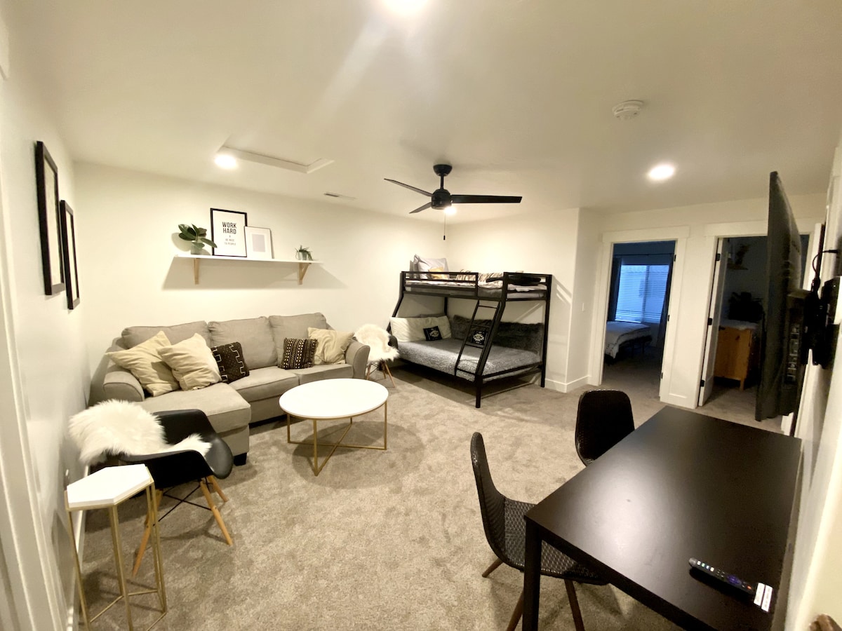 Chumba cha familia cha ghorofani kilicho na vitanda, kitanda cha kuvuta na dawati.