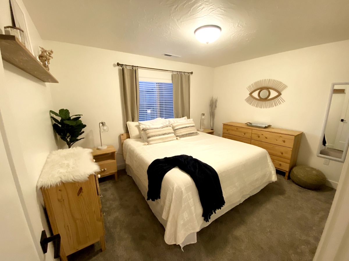 Chumba #2, kitanda aina ya king.