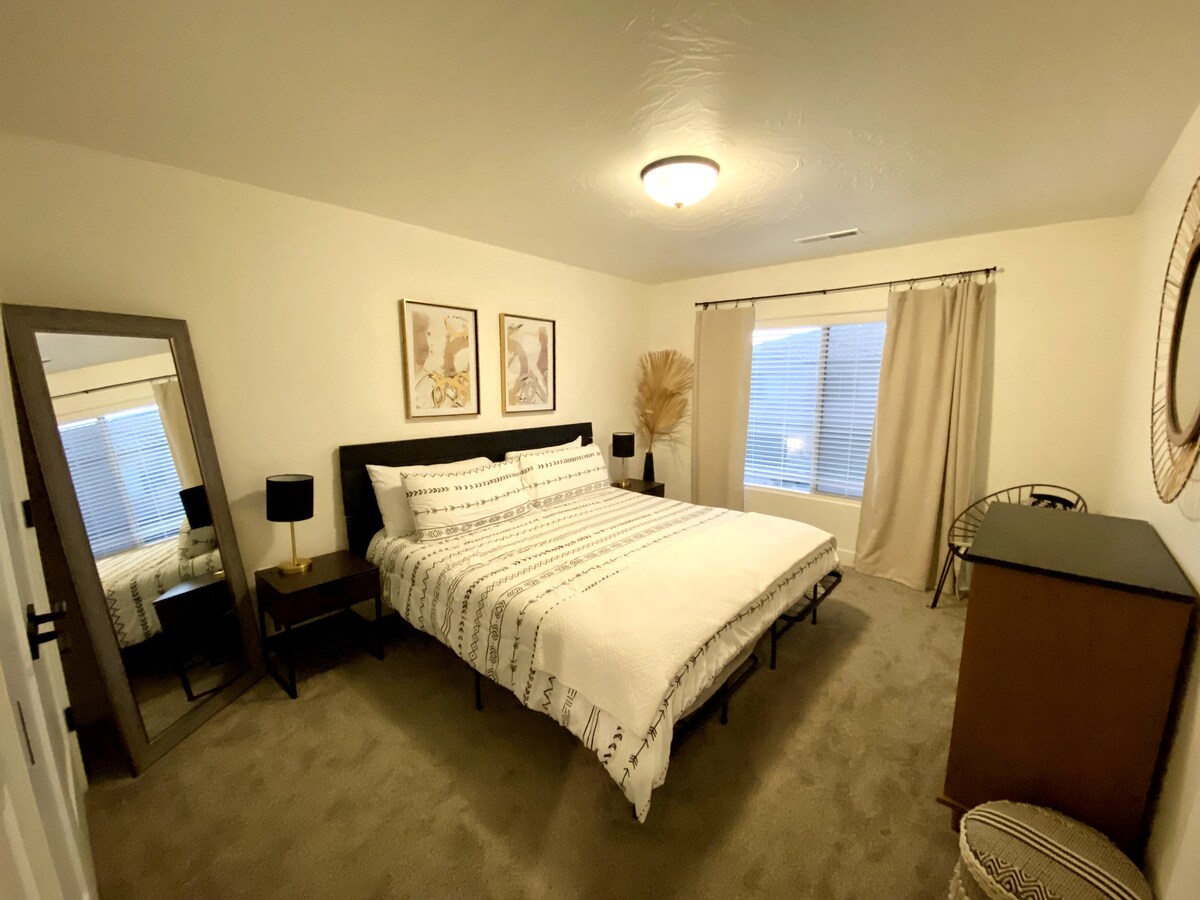 Chumba #3, kitanda aina ya king.