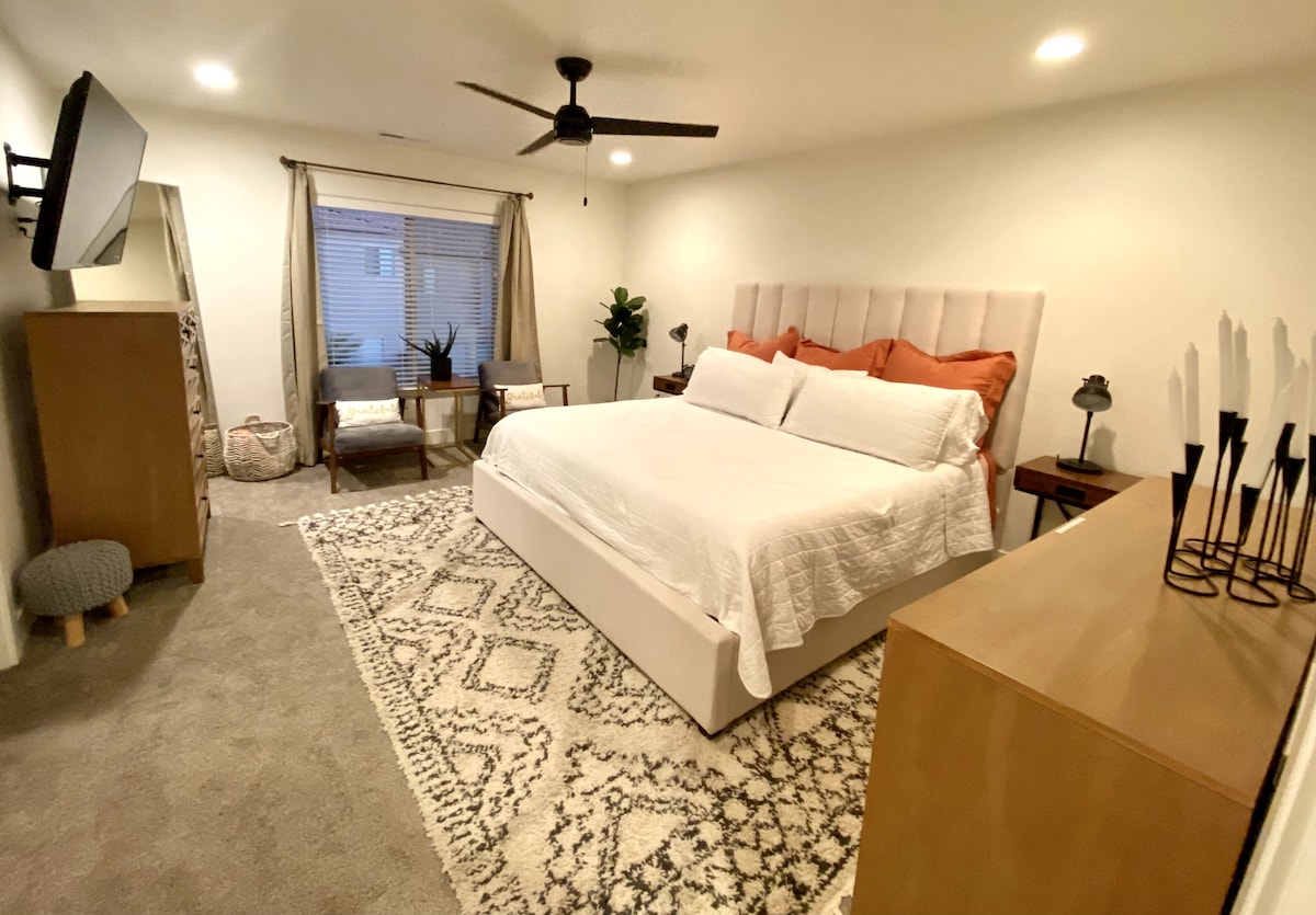 Chumba cha kulala cha kiwango cha juu kilicho na kitanda aina ya king.