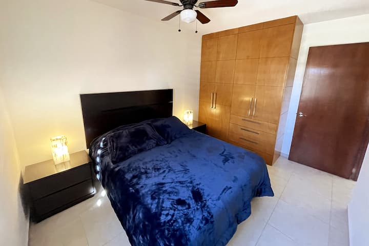 Recámara número 2 con cama Queen size, closet y TV de 40 pulgadas con Netflix, Disney+, Amazon Video y HBO Max.