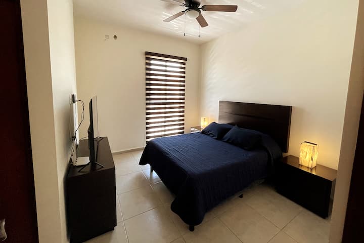 Recámara principal con cama Queen size, closet, baño privado y TV de 50 pulgadas 4K con cuenta de Netflix, Disney+, Amazon Video y HBO.