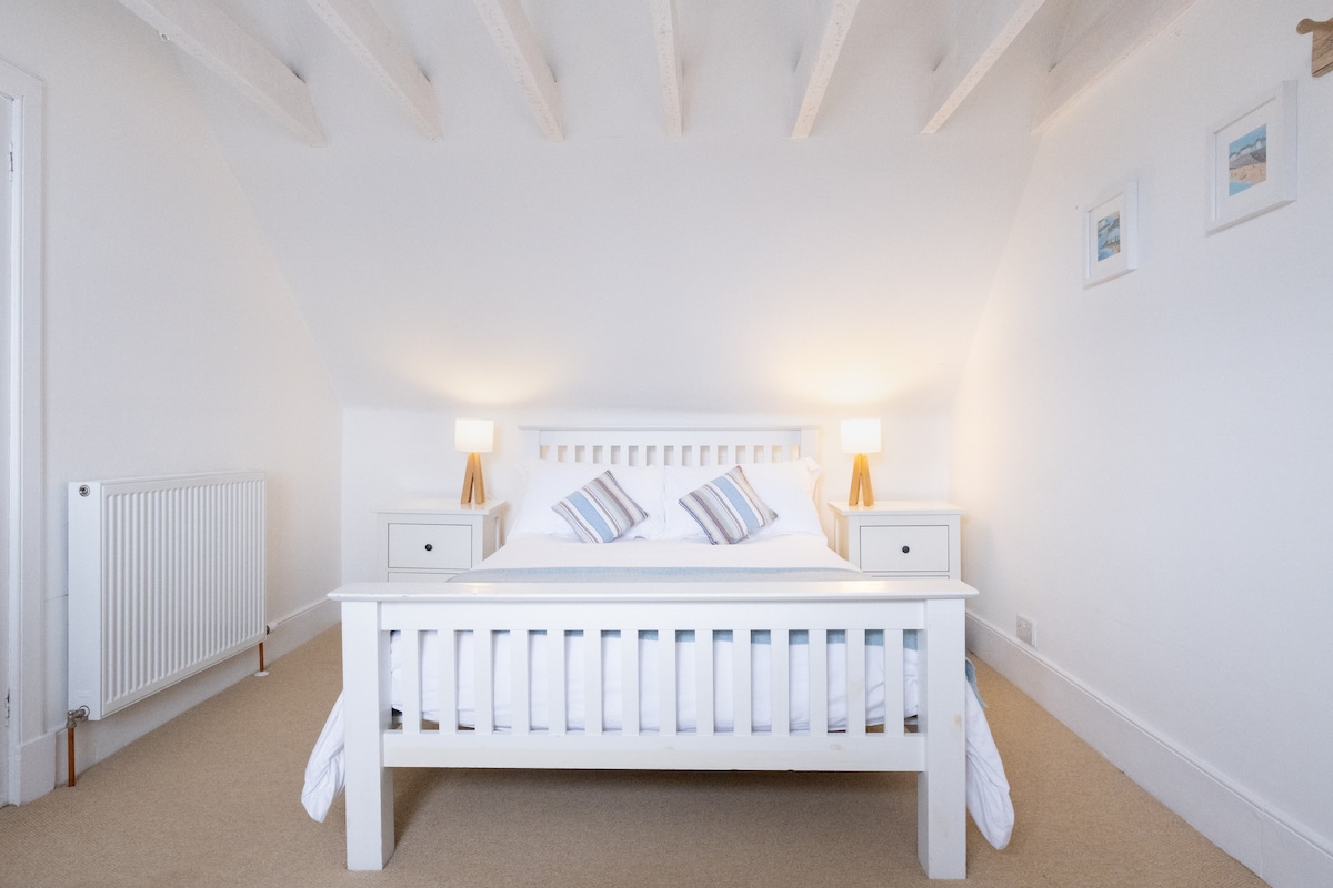 Dhoma e gjumit 2 - një dhomë dopio në katin e sipërm me rafte të ekspozuara të jep një ndjesi të këndshme. 