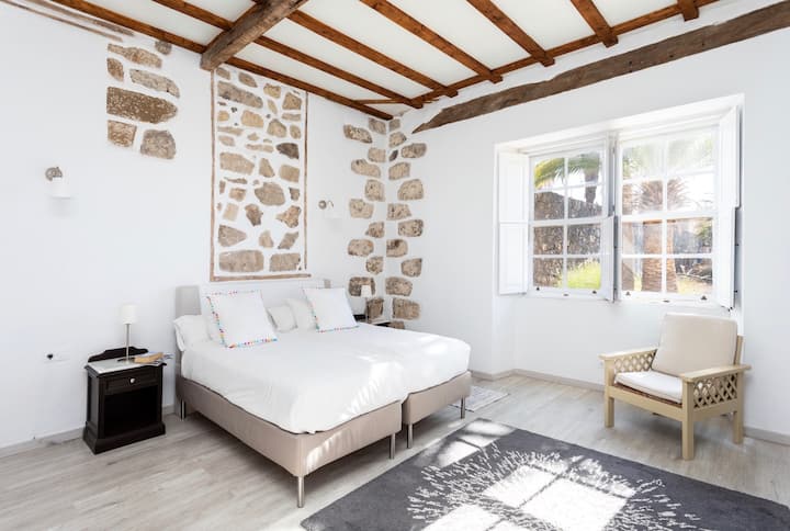 ☑！ Stort sovrum, 20 m2, trevligt och ljust som inbjuder dig att vila och läsa