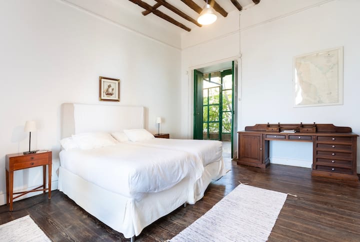 ☑！ Ett stort rum på 22 m2, ljust,
intim inredning, trägolv.