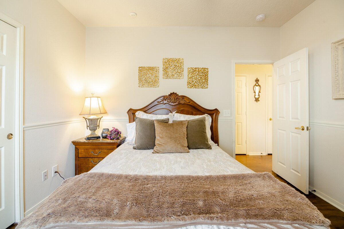 Втора спалня за гости с двойно легло , нощно шкафче , лампа за четене на книгите ви,стол, който не е показан на снимката, най - близо със закачалки, за да съхранявате вещите си Елате да се насладите на спокойното пространство на спалнята за гости. много естествена светлина .