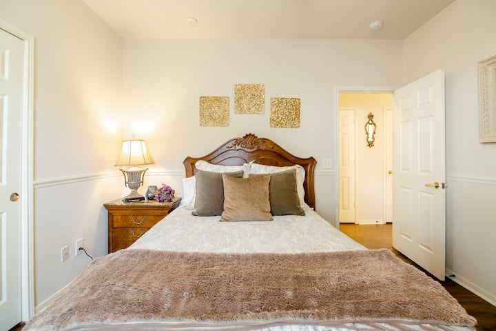 Segundo dormitorio de invitados con cama tamaño queen, mesita de noche , lámpara para que leas tus libros  ,silla que no se muestra en la imagen, la más cercana con perchas para que guardes tus pertenencias. Ven a disfrutar del espacio tranquilo del dormitorio de invitados. Mucha luz natural.