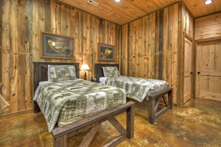 Dva bračna kreveta na donjem katu u otvorenom dnevnom boravku