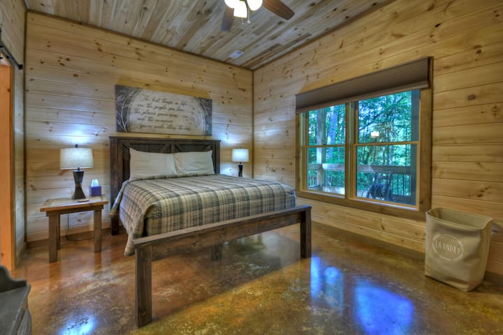 Spavaća soba na donjem katu s bračnim krevetom i spojenom kupaonicom