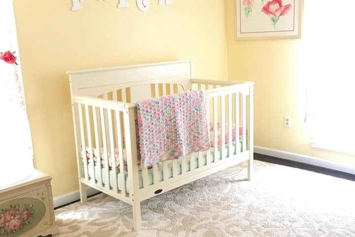 楼上...
3号卧室
1张婴儿床和1张标准双人床（未图片）