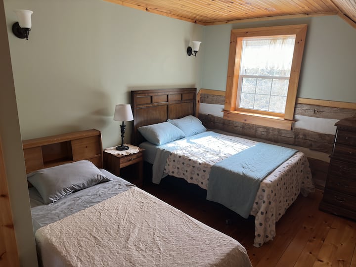 Kitanda cha watu wawili na cha mtu mmoja